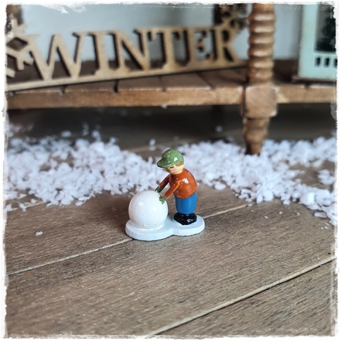 Winterkinder - Junge mit Schneekugel