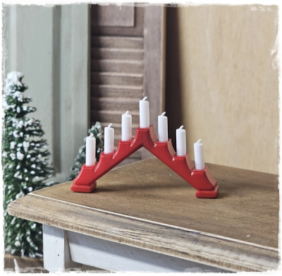 Roter Leuchter mit Kerzen