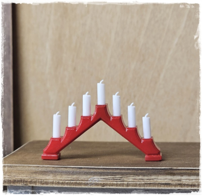 Roter Leuchter mit Kerzen