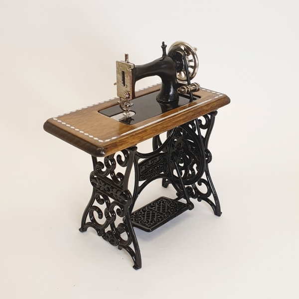 Nähmaschine mit Tisch,braun Maßstab 1:12,Miniatur f.Puppenstube/Puppenhaus #14# 