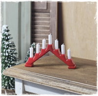 Roter Leuchter mit Kerzen